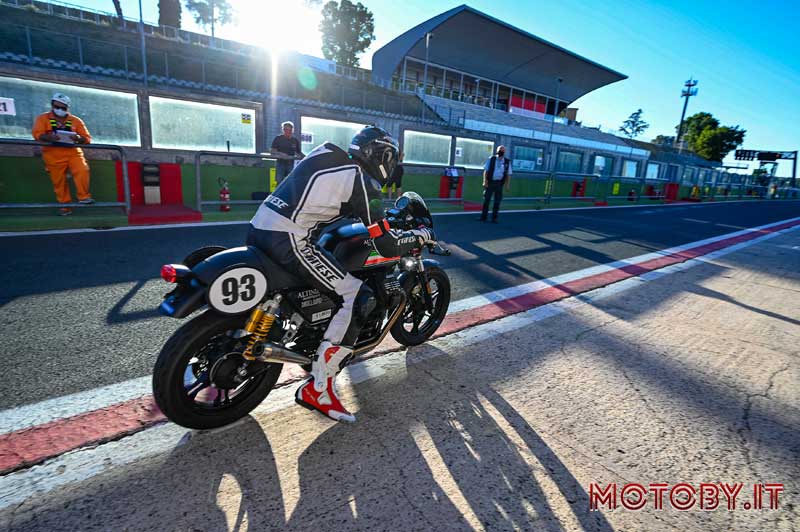 Moto Guzzi Fast Endurance 2020